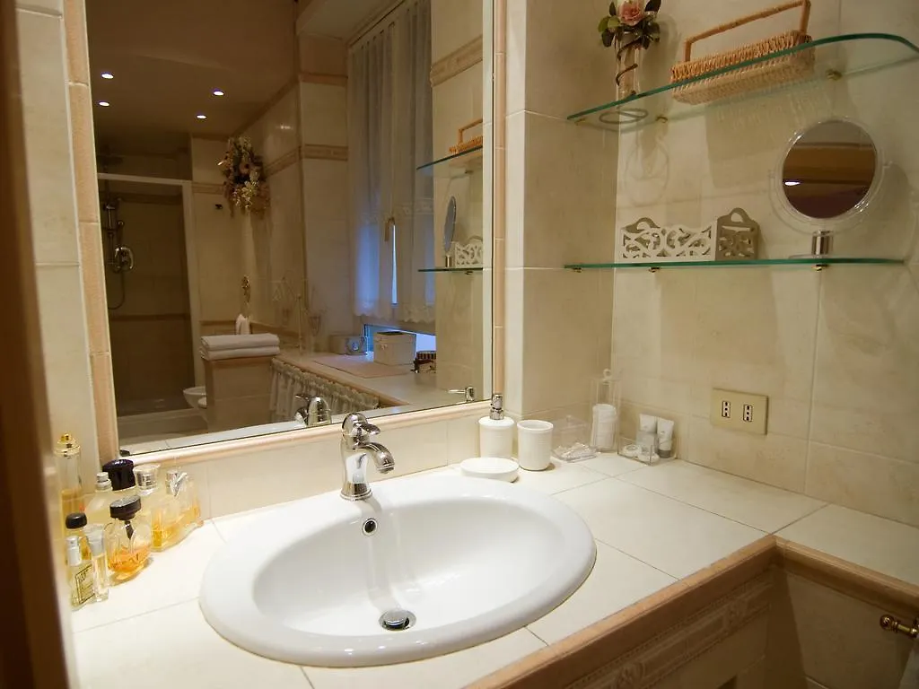 B&B Les Suites Rome 3*,